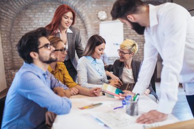 Grup iş adamları modern ofis fikirleri tartışmak