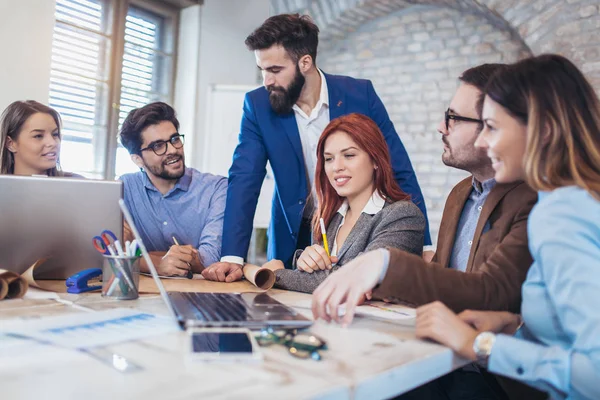 Equipo Empresarios Que Utilizan Ordenadores Portátiles Trabajan Con Nuevo Proyecto — Foto de Stock