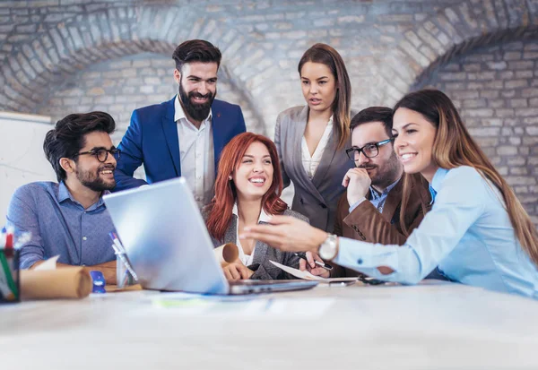 Team Affärsmän Använder Bärbara Datorer Och Arbetar Med Nya Projekt — Stockfoto