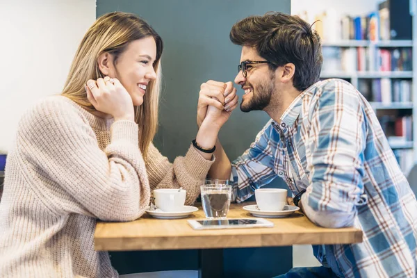 Paar Drinken Van Koffie Aan Tafel Café Hand Hand — Stockfoto