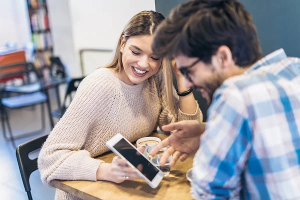 Lovely Couple Using Smartphone Having Fun Table Cafe — Stock Photo, Image