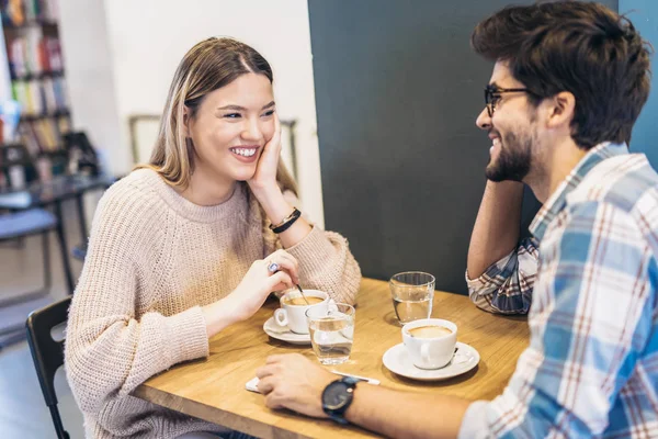 Paar Trinkt Kaffee Tisch Café — Stockfoto