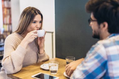 Çift birbirleri ile zaman geçirmekten keyif Cafe