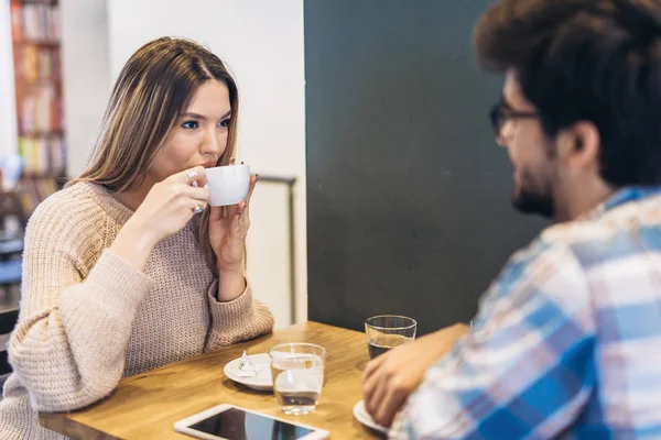 Çift birbirleri ile zaman geçirmekten keyif Cafe