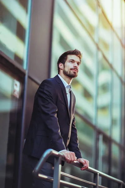 Retrato Jovem Empresário Feliz Fora Prédio Escritórios — Fotografia de Stock