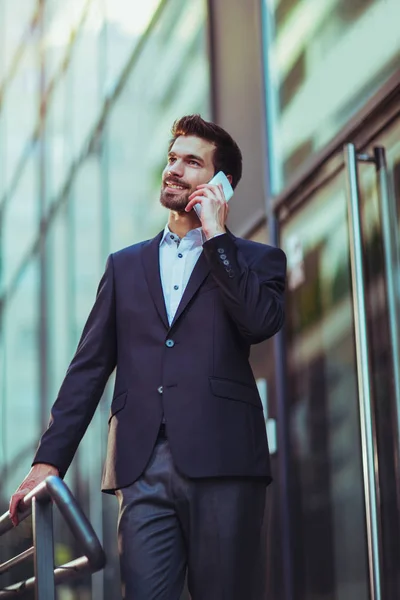 Молодий Бізнесмен Розмовляє Телефону Відкритому Повітрі Будівельному Фоні Офісного Центру — стокове фото