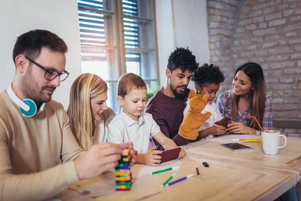 Dos Parejas Raza Mixta Juegan Juegos Educativos Con Sus Hijos —  Fotos de Stock