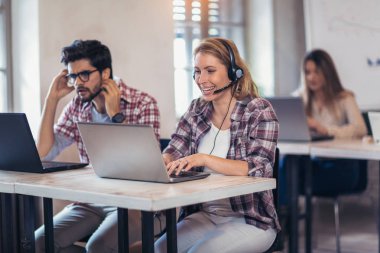 portre gülümseyen mutlu müşteri destek telefonu operatörü işyerinde.