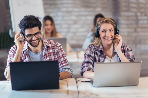 Retrato Del Feliz Operador Teléfono Atención Cliente Sonriente Lugar Trabajo — Foto de Stock