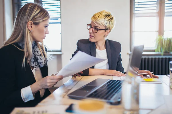 Due Colleghe Carica Che Lavorano Insieme — Foto Stock