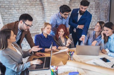 İş, teknoloji ve office kavramı - modernoffice iç toplantı ve dizüstü bilgisayarda çalışma iş takım