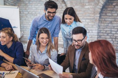 İş, teknoloji ve office kavramı - modernoffice iç toplantı ve dizüstü bilgisayarda çalışma iş takım