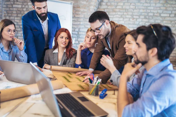 Concepto Negocio Tecnología Oficina Equipo Negocios Que Reúne Interior Moderno — Foto de Stock