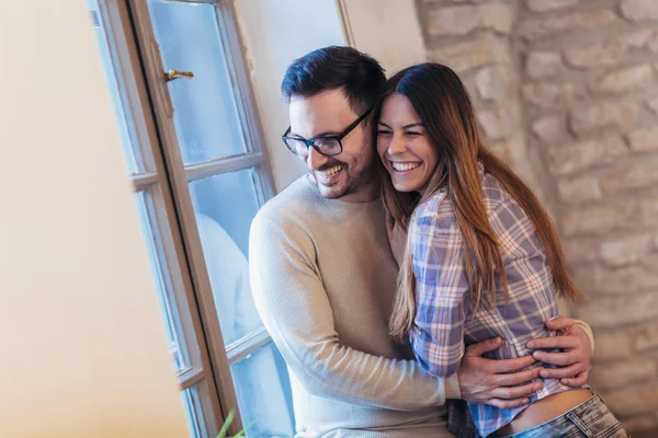 Retrato Una Pareja Joven Abrazándose Junto Ventana Fondo Pared Ladrillo —  Fotos de Stock