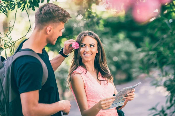 Romántico Turista Joven Pareja Divirtiéndose Parque — Foto de Stock