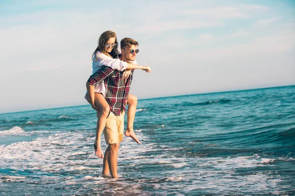 Casal Feliz Apaixonado Férias Verão Praia Menina Alegre Piggybacking Jovem — Fotografia de Stock