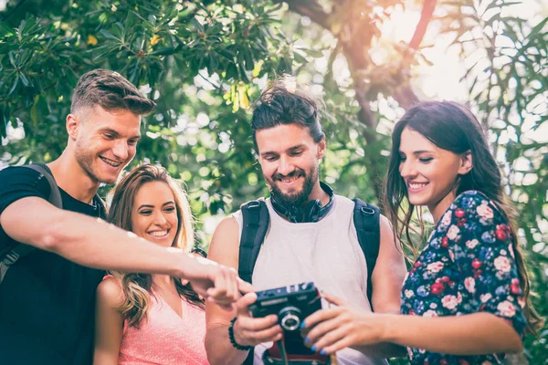 Gruppe Junger Leute Amüsiert Sich Sommerpark — Stockfoto