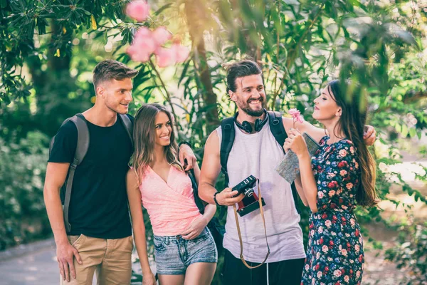 Gruppe Junger Leute Amüsiert Sich Sommerpark — Stockfoto