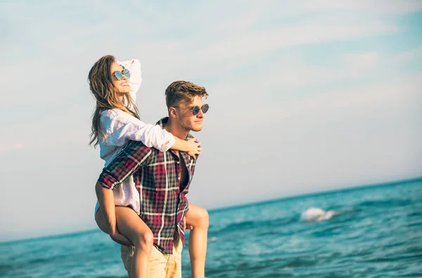 Lyckliga Par Kärlek Stranden Sommarsemester Glad Flicka Åka Snålskjuts Unga — Stockfoto