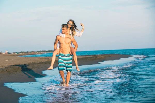 Счастливая Влюбленная Пара Пляжном Летнем Отдыхе Радостная Девушка Цепляется Молодого — стоковое фото