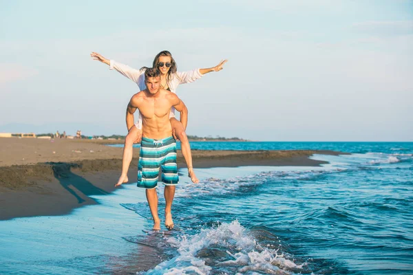 Lyckliga Par Kärlek Stranden Sommarsemester Glad Flicka Åka Snålskjuts Unga — Stockfoto