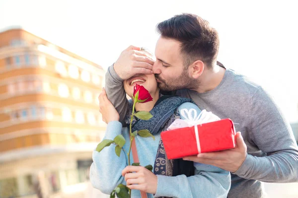 Hombre Sorprende Mujer Con Regalo Rosa Ciudad — Foto de Stock