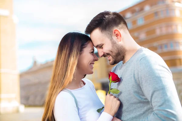 Namorado Surpreendeu Sua Namorada Com Rosa Para Dia Dos Namorados — Fotografia de Stock