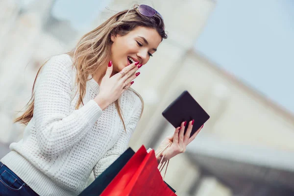 Όμορφη Γυναίκα Τσάντες Για Ψώνια Στην Πόλη Χρησιμοποιώντας Ψηφιακό Tablet — Φωτογραφία Αρχείου