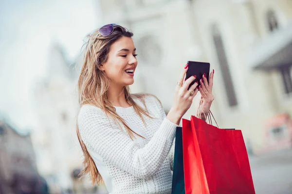 Hermosa Mujer Con Bolsas Compras Ciudad Usando Tableta Digital — Foto de Stock