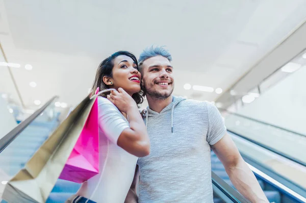 幸せな若いカップルがモールの中を歩いて買い物袋販売 消費者と人々 の概念 — ストック写真