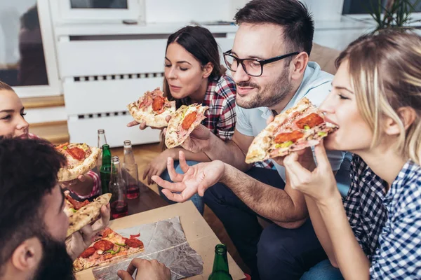 Grupo Jovens Amigos Comendo Pizza Home Partido — Fotografia de Stock