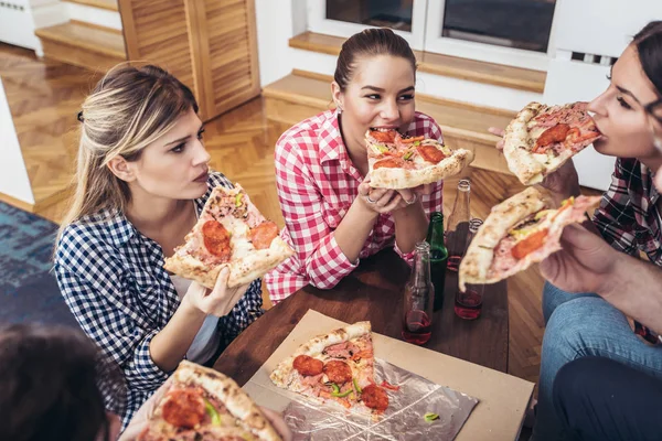 Grupo Jovens Amigos Comendo Pizza Home Partido — Fotografia de Stock