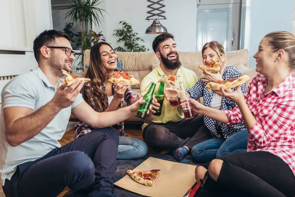 Група Молодих Друзів Їсть Піцу Домашня Вечірка Концепція Швидкого Харчування — стокове фото