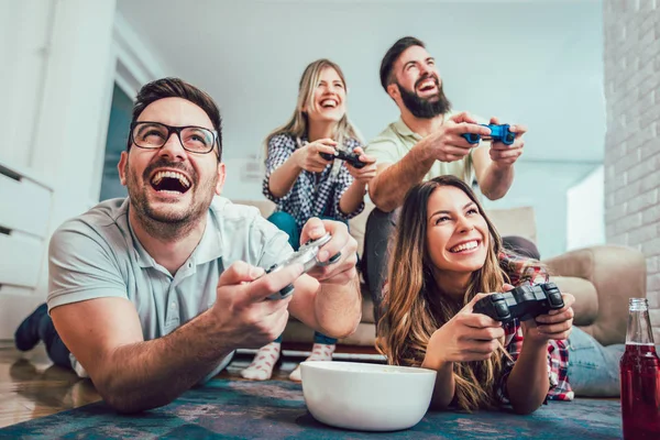 Группа Друзей Вместе Играют Видеоигры Дома Веселятся — стоковое фото