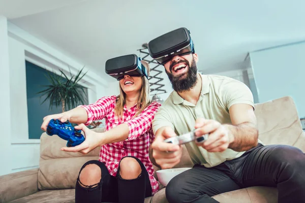 Glada Vänner Som Spelar Spel Med Virtuella Verklighetsglasögon Unga Människor — Stockfoto