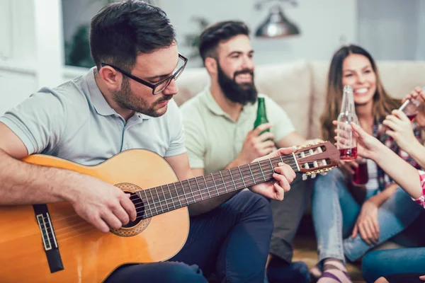 Grupo Jóvenes Amigos Felices Con Guitarra Divirtiéndose Bebiendo Cerveza Interior — Foto de Stock