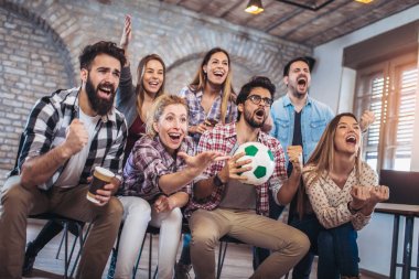 İzlerken futbol tv ve zaferini kutluyor mutlu futbol fanlar.