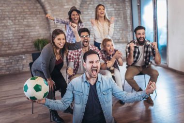 İzlerken futbol tv ve zaferini kutluyor mutlu futbol fanlar.