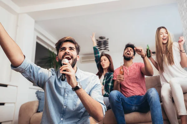 Gruppe Von Freunden Spielt Hause Karaoke — Stockfoto