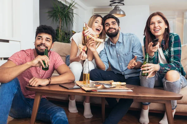 Grupo Jóvenes Amigos Comiendo Pizza Viendo Televisión Casa —  Fotos de Stock