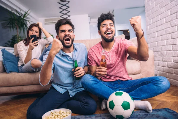 Chłopaki Oglądanie Piłki Nożnej Telewizji Świętuje Zwycięstwo Domu Kobieta Pomocą — Zdjęcie stockowe