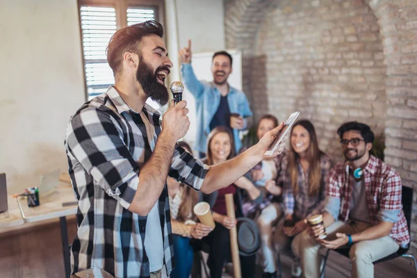 Gente Negocios Haciendo Ejercicio Entrenamiento Equipo Durante Seminario Team Building — Foto de Stock