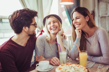 Genç arkadaşlar Cafe pizza paylaşımı
