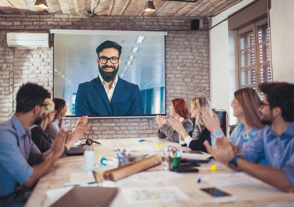 Office video konferans sırasında projektör arayan iş adamları
