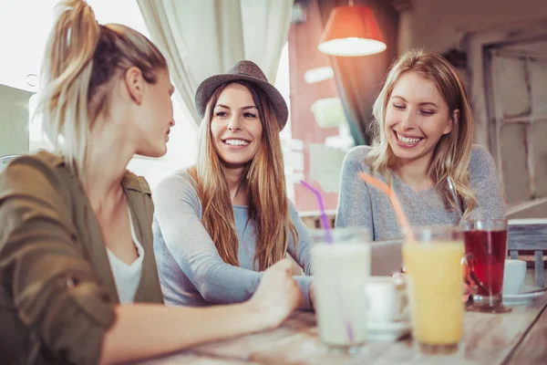 Vriendinnen Genieten Van Gesprek Drinken Koffie Sap Café — Stockfoto