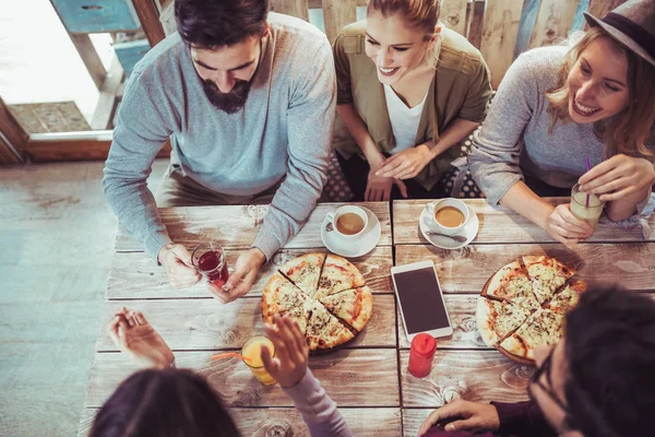 Vista Superior Jovens Amigos Que Compartilham Pizza Interior Café — Fotografia de Stock