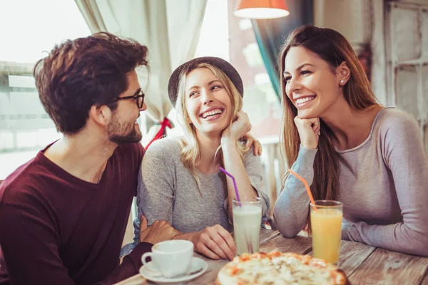 Jóvenes Amigos Compartiendo Pizza Cafetería — Foto de Stock