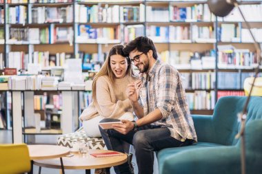 Genç çift dijital tablet kafede kapalı kullanma