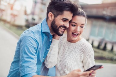 Müzik paylaşımı ve tablet ile şarkı bir çift.