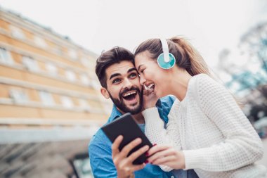 Müzik paylaşımı ve tablet ile şarkı bir çift.